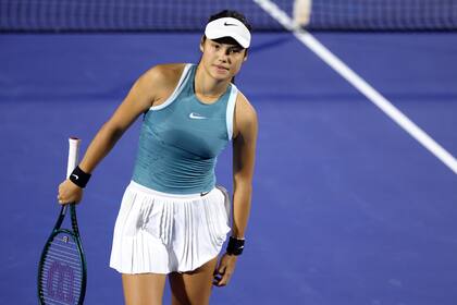 Emma Raducanu, tras la situación de acoso sufrida en Dubai, podría volver a jugar en Indian Wells y con seguridad adicional. (Photo by Christopher Pike/Getty Images)