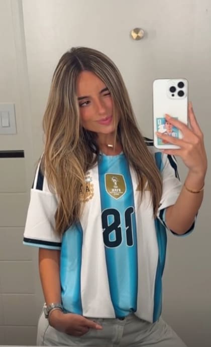 Emma Ramírez fue a la cancha a ver el debut mundialista de Nico Paz. En la funda de su celular tiene la figurita con el retrato de su novio
