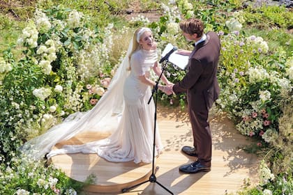 Emma Roberts y Cody John irradiaron felicidad al contraer matrimonio frente a familiares y amigos en la finca familiar de Cody, ubicada en Sun Valley, Idaho. La pareja celebró una emotiva ceremonia rodeada de sus seres queridos, mientras la actriz Julia Roberts, tía de Emma, se mostró emocionada tras el enlace.
