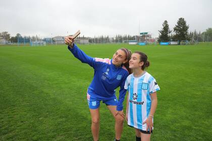 Emma Rodriguez (12) quizo seguir jugando al fútbol con sus compañeros pero no la dejaron. En Racing recibió el apoyo de Rocío Bueno, la capitana del equipo.
