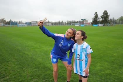 Emma Rodriguez (12) quizo seguir jugando al fútbol con sus compañeros pero no la dejaron. En Racing recibió el apoyo de Rocío Bueno, la capitana del equipo.