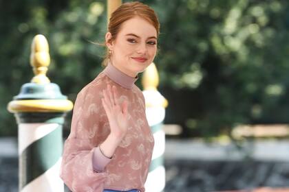 Emma Stone, al llegar al Festival de cine de Venecia; su film The Favourite participa de la competencia oficial