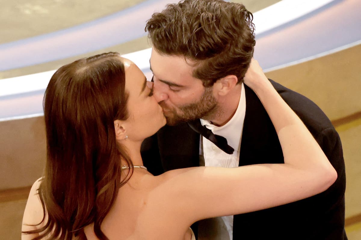 Emma Stone besa a su marido, Dave McCary, tras ganar el Oscar a Mejor actriz por su papel en Pobres criaturas