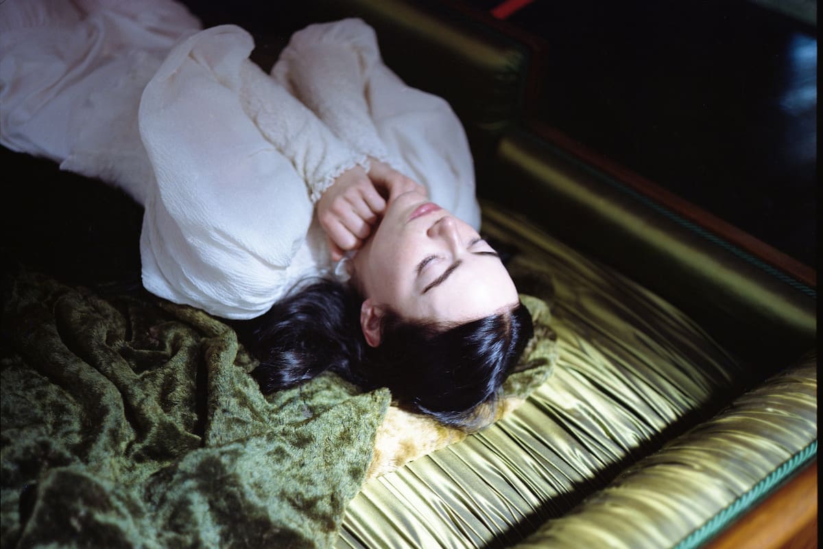 Emma Stone en una escena de Pobres criaturas, actualmente en cartel en las salas