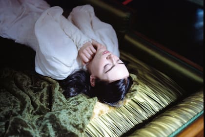 Emma Stone en una escena de Pobres criaturas, actualmente en cartel en las salas