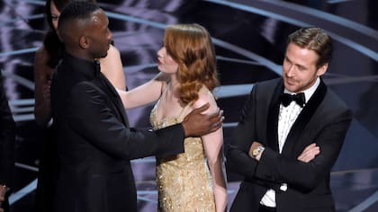 Emma Stone felicita a Mahershala Ali, mientras Ryan Gosling parece no terminar de comprender lo que acaba de suceder...