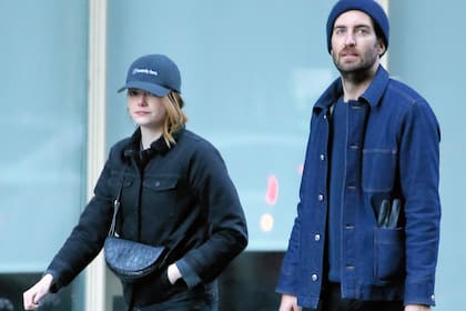 Emma Stone junto a su prometido paseando en Nueva York, el domingo pasado