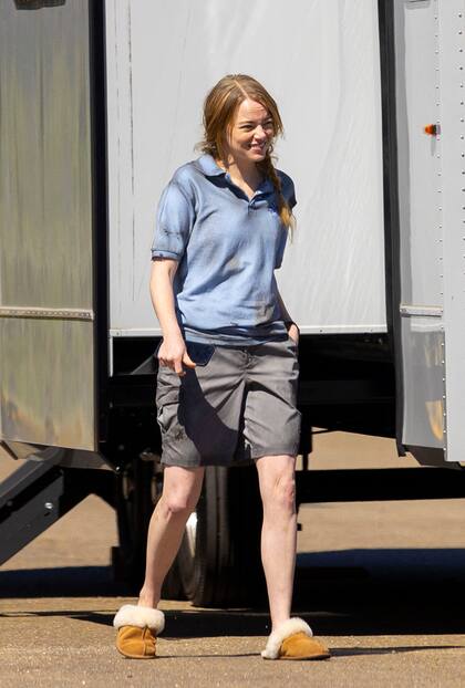 Emma Stone lució sucia y manchada de sangre mientras filmaba escenas para su nueva película And en Nueva Orleans