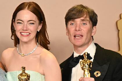 Emma Stone, protagonista de Pobres criaturas, y Cillian Murphy, de Oppenheimer, posan con sus Premios Oscar a Mejor Actor y Acriz