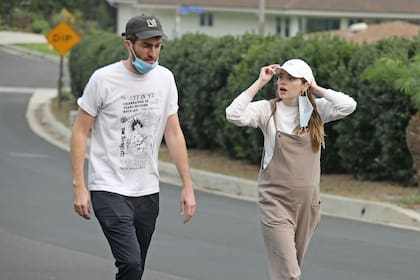 Emma Stone y su prometido, Dave McCary, fueron fotografiados en Los Ángeles y, además de los rumores de boda secreta, se sumaron los de un posible embarazo de la actriz ganadora del Oscar