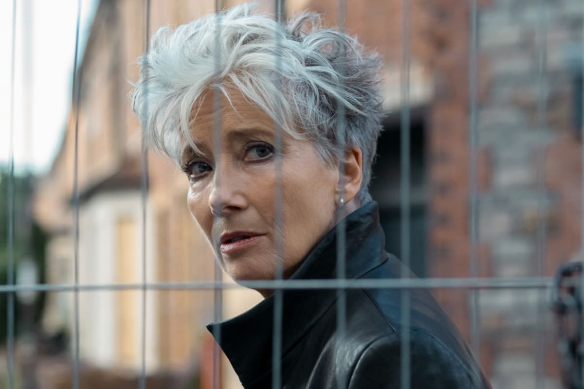 Emma Thompson es Zoë Boehm, la detective estrella del novelista Mick Herron en la nueva serie de Apple TV+, Down Cemetery Road.