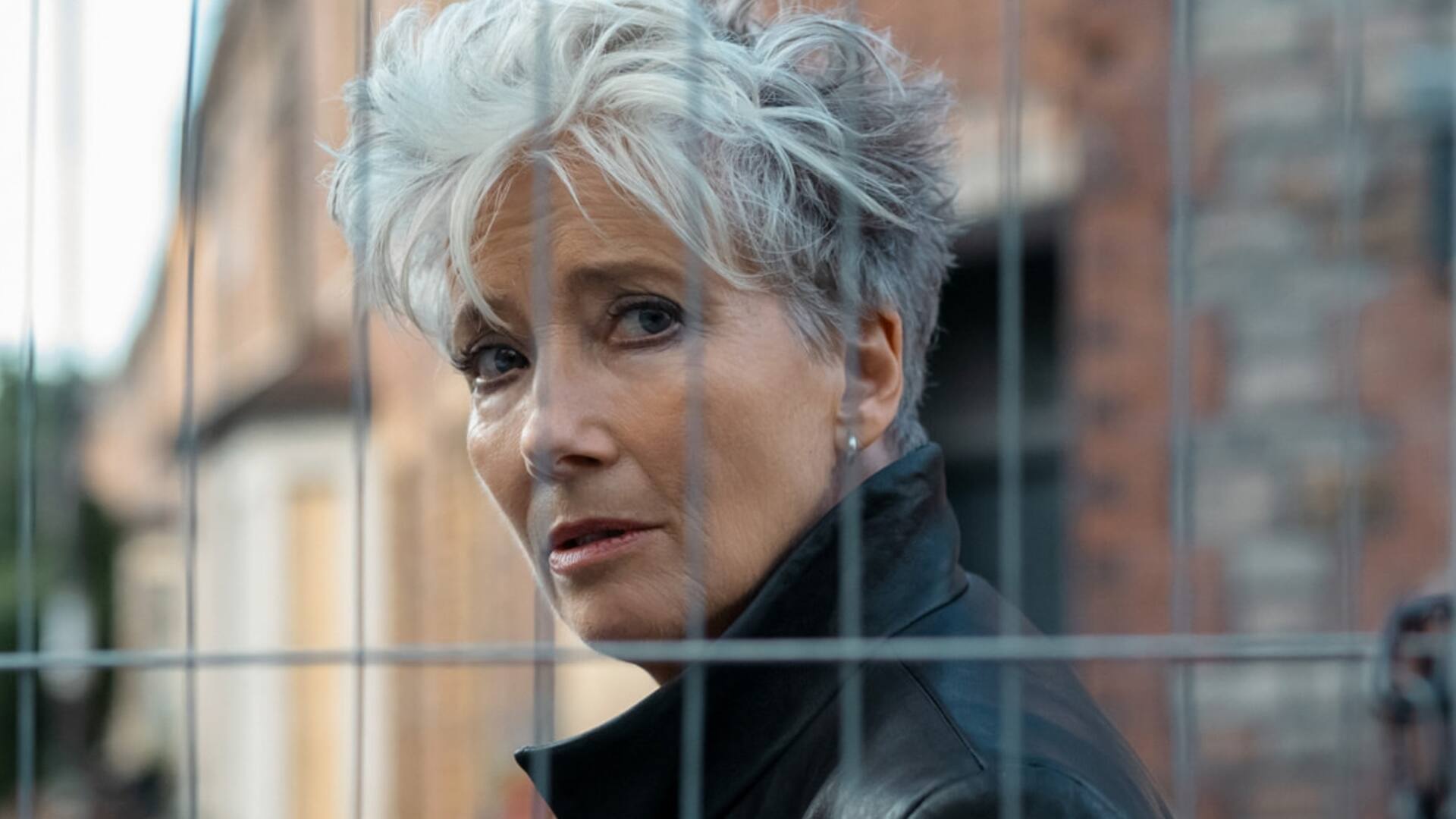 Emma Thompson es Zoë Boehm, la detective estrella del novelista Mick Herron en la nueva serie de Apple TV+, Down Cemetery Road