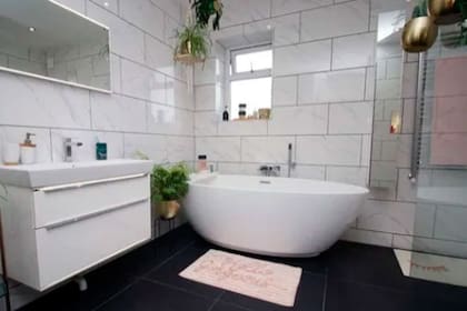 Emma tuvo que "arrancar" el baño viejo y hacer un totalmente nuevo