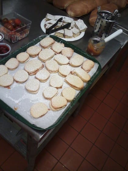 Emma, una cocinera a quien Robert le tomó mucho cariño, le preparó de sorpresa dulce de leche y ¡alfajores!