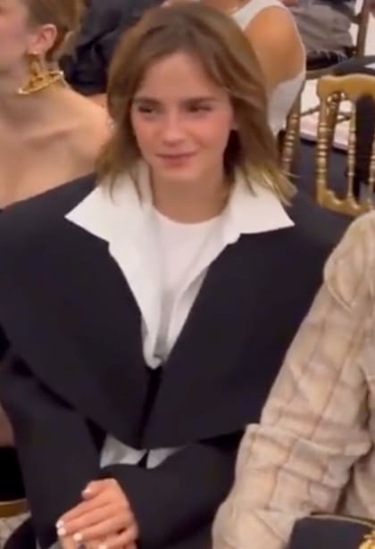 Emma Watson acudió con jeans al desfile y desató un debate