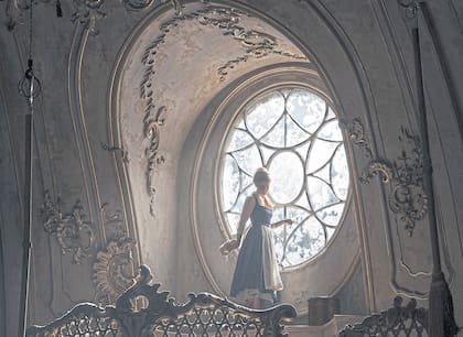 Emma Watson interpreta a la moderna Bella, que está más interesada en los libros que en ser princesa