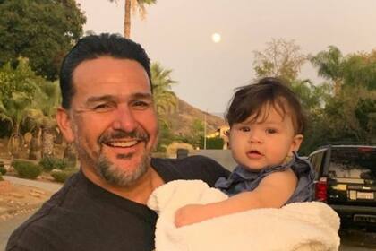 Emmanuel Cafferty celebró con sus hijas y nietos su nuevo empleo… que perdió después de ser expuesto y criticado en Twitter