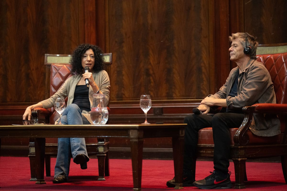 "Emmanuel Carrère en primera persona" fue el nombre del encuentro que mantuvieron el escritor francés y Leila Guerriero en la Facultad de Derecho de la UBA, en el marco del Filba