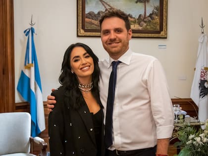 Emmanuel Ferrario junto a Lali Espósito tras la distinción para la cantante y actriz