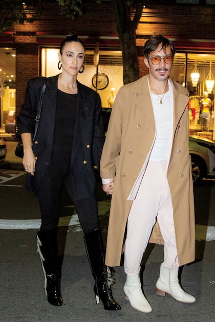 Emmanuel Horvilleur, de jogging rosa y botas blancas, junto a su novia
Evangelina Bourbon.