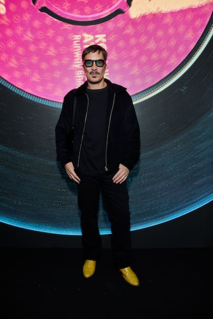 Emmanuel Horvilleur le puso color a su look con sus botas amarillas.