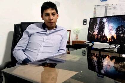 Emmanuel Inca, de 26 años, vive en La Quiaca. Para atender una enfermedad de su hijo armó un aparato de manera autodidacta. Hoy lo exporta a varios países.
