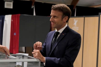 Emmanuel Macron, al momento de votar en las legislativas