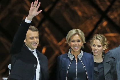 Emmanuel Macron celebra su victoria en las elecciones presidenciales con su esposa Brigitte Macron y su hijastra Tiphaine Auziere en Le Louvre el 7 de mayo de 2017 en París, Francia