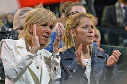 Brigitte Trogneux, la esposa de Emmanuel Macron, y su hija Tiphaine Auziere asisten a un mitin político de Emmanuel Macron el 17 de abril de 2017 en París, Francia.