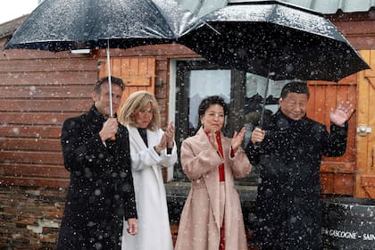 Emmanuel Macron, su mujer, Brigitte Macron, el presidente chino Xi Jinping y su mujer Peng Liyuan en los Pirineos