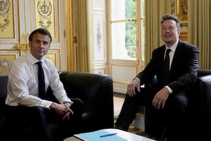 Emmanuel Macron con Elon Musk, durante una reunión en el Palacio del Elíseo