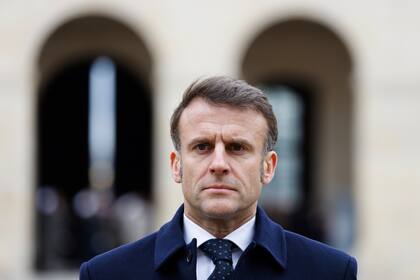 Emmanuel Macron, debilitado por la crisis política, busca alternativas tras la renuncia de su primer ministro