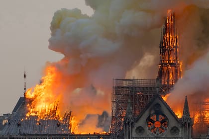 Emmanuel Macron dijo que reconstruirán la iglesia en cinco años