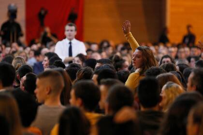 Emmanuel Macron, en un encuentro con jóvenes enmarcado en su propuesta de gran debate nacional, el pasado día jueves en Étang-sur-Arroux. EMMANUEL FOUDROT REUTERS