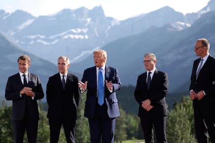 Emmanuel Macron, Mark Carney, Donald Trump, Keir Starmer y Friedrich Merz, antes de la foto de familia en la cumbre del G-7, en Canadá.