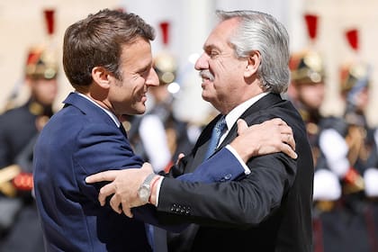 Emmanuel Macron y Alberto Fernández, en mayo pasado; volverán a estar cara a cara en unos días, en París