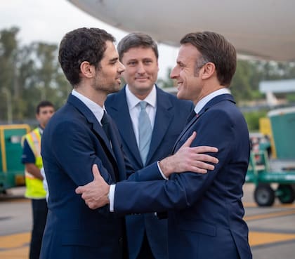 Emmanuel Macron saluda al embajador argentino en Francia, Ian Sielecki