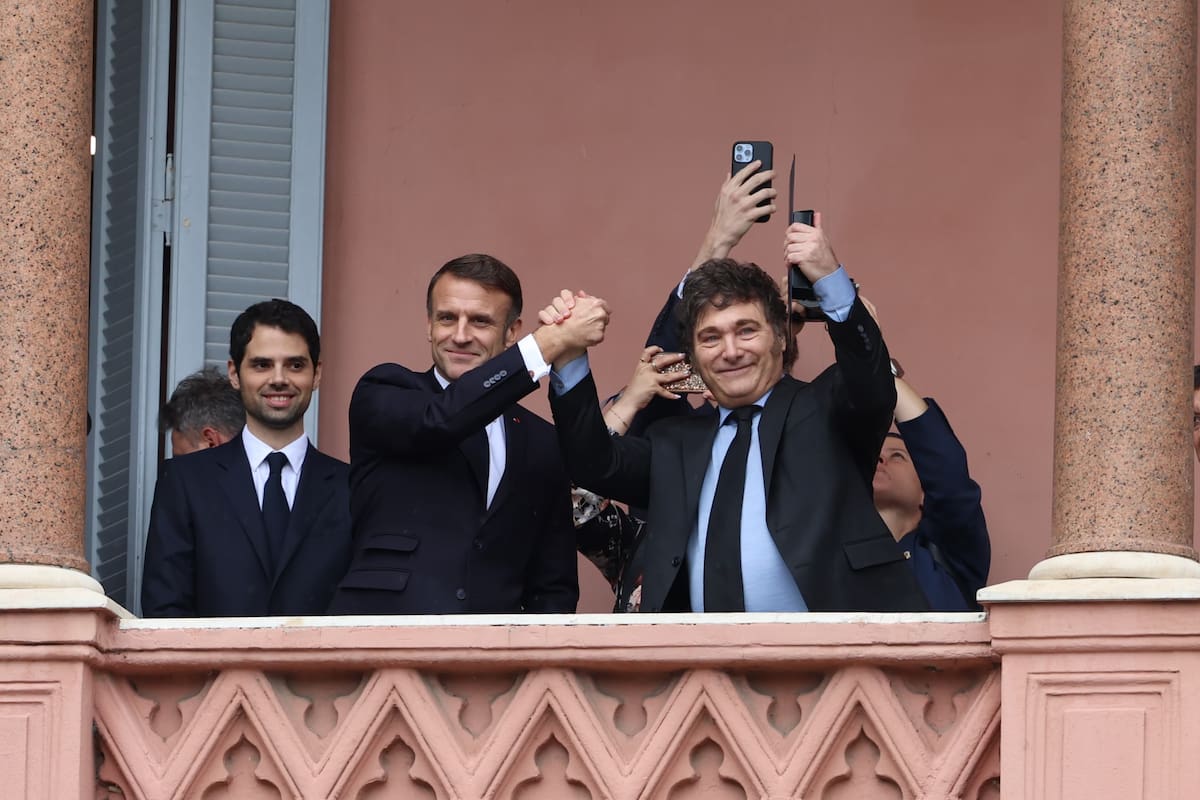 Emmanuel Macron y Javier Milei en el balcón de Casa Rosada
