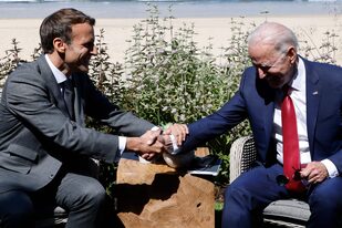 Emmanuel Macron y Joe Biden durante la cumbre del G7 en Gran Bretaña