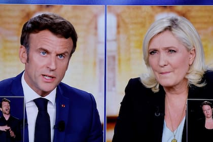 Emmanuel Macron y Marine Le Pen en el debate en Saint-Denis. (Photo by Ludovic MARIN / AFP)