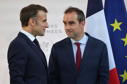 Emmanuel Macron y Sebastien Lecornu
