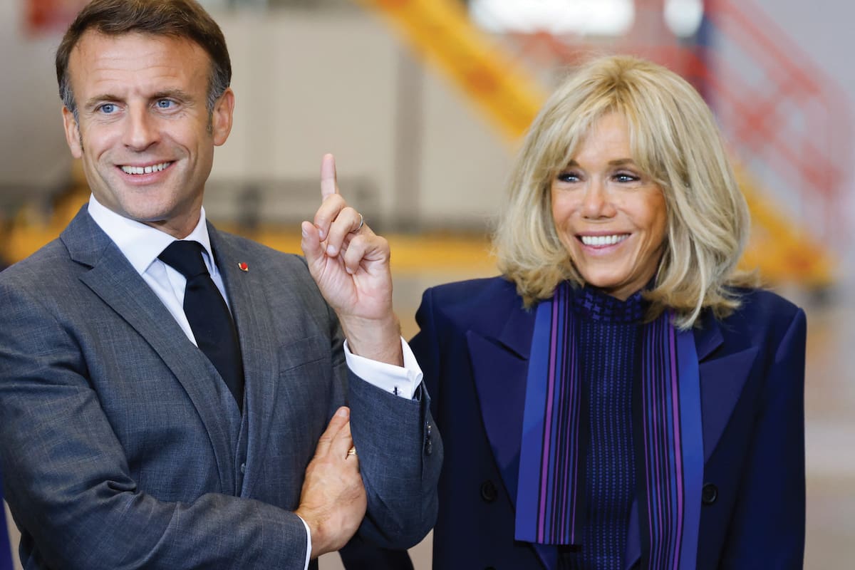 El presidente francés Emmanuel Macron y su esposa, Brigitte, quien fuera el blanco del ataque de Bolsonaro en 2019. (Photo by Alain JOCARD / AFP)