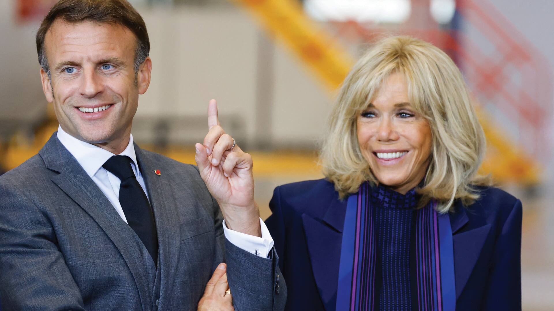El presidente francés Emmanuel Macron y su esposa, Brigitte, quien fuera el blanco del ataque de Bolsonaro en 2019. (Photo by Alain JOCARD / AFP)