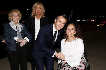 Emmanuel Macron y su esposa fueron recibidos por Gabriela Michetti