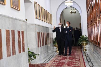 Emmanuel Macron y su par argelino, Abdelmayid Tebune, este jueves en Argel