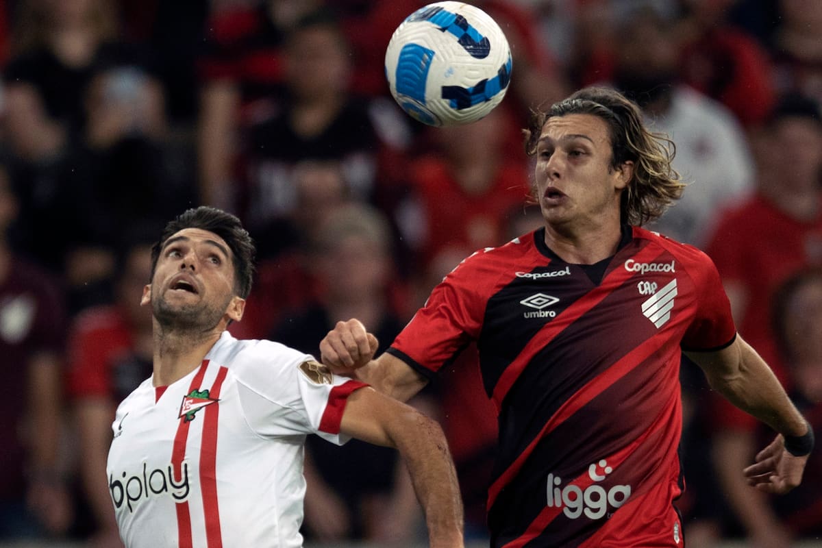 Emmanuel Mas busca la pelota ante el asedio del uruguayo Cannobio
