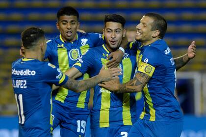 Emmanuel Ojeda de Rosario Central festeja su gol contra Godoy Cruz.
