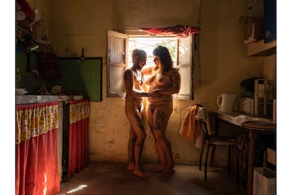 Emmanuel, un hombre trans, y su pareja Tamara
