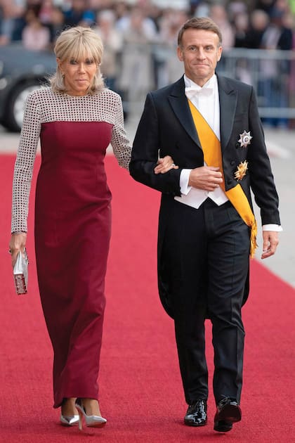 Emmanuel y Brigitte Macron –la primera dama francesa con una creación de líneas depuradas y corte minimalista, decorada con un patrón en malla de red y con pequeñas piedras metalizadas sobre escote y mangas de Louis Vuitton– también participaron de los fastos