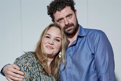 Emmy y Vic se conocieron cuando ella esperaba a un amigo en el banco de una plaza.